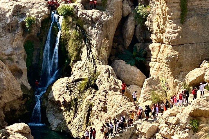 Hidden Paradise Tour: Wadi Tiwi, Bimmah Sinkhole & Fins Beach