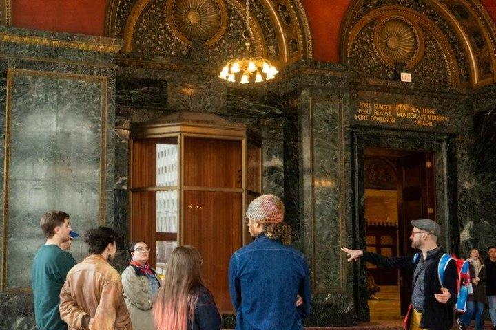 Walkin' with Colin: Chicago History-Mystery-Comedy-Tragedy Tour