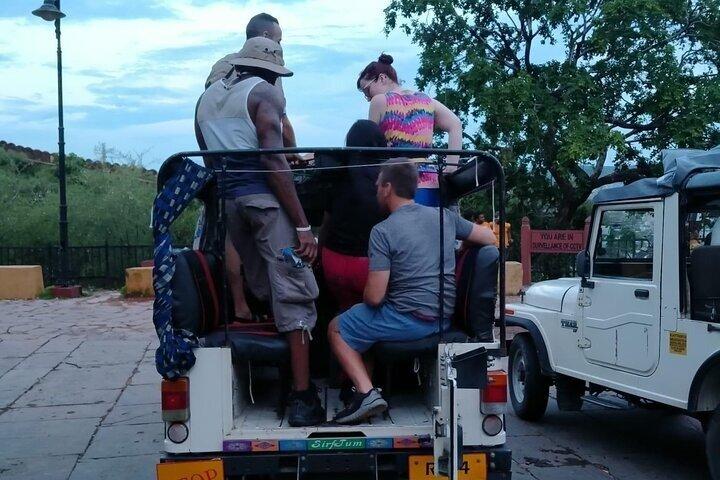 Jaipur: Open Jeep Safari with Sunset view from Nahargarh Fort