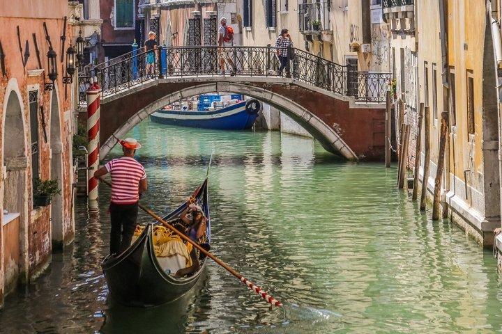 Premium Grand Canal Gondola Ride & Gondola Gallery Guided Visit™