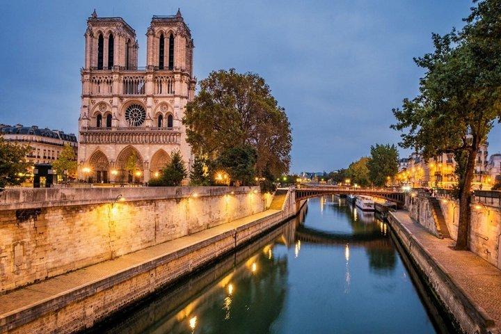Notre Dame Walking Tour with Mini Photoshoot Paris