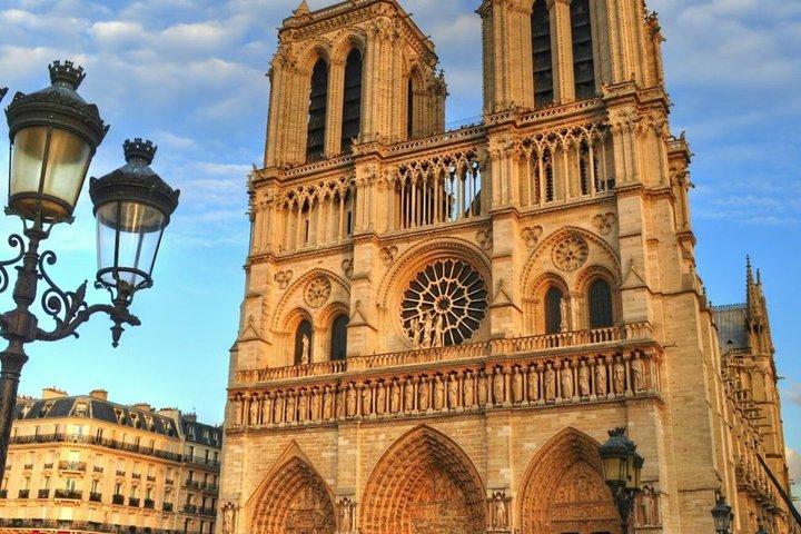 Notre Dame Walking Tour with Mini Photoshoot Paris