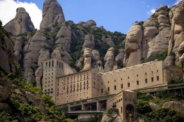 Montserrat Experience: Madonna, Museum & Scenic Train Journey