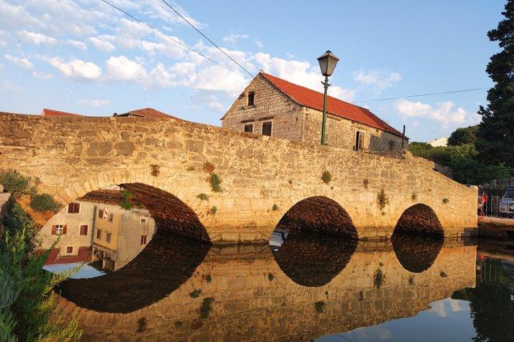 Stari Grad Private Tuk Tuk Tour with Wine Tasting