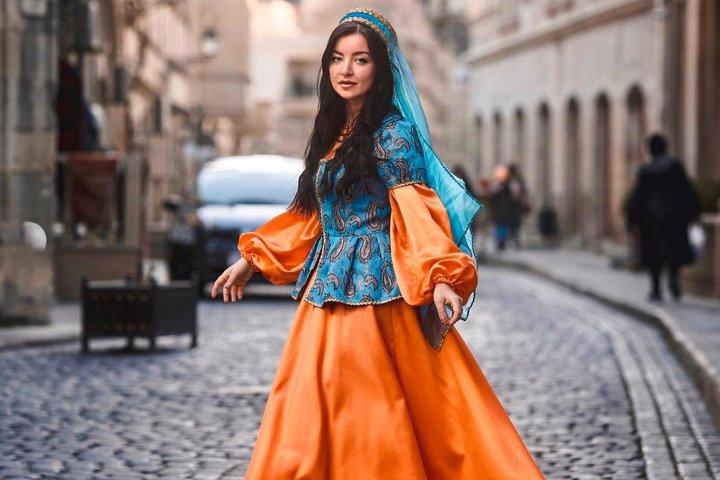 Baku: Old City Cultural Photoshoot in Azerbaijani Dress