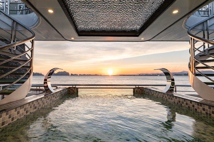 Hanoi: 5-Star Halong Bay Cruise with Kayak, Tasty Lunch & Jacuzzi