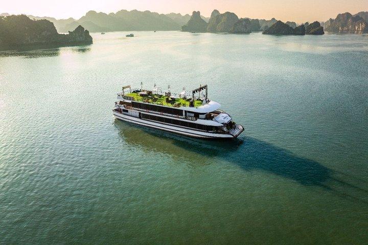Hanoi: 5-Star Luxury Ha Long Bay Cruise with Kayaking & Lunch