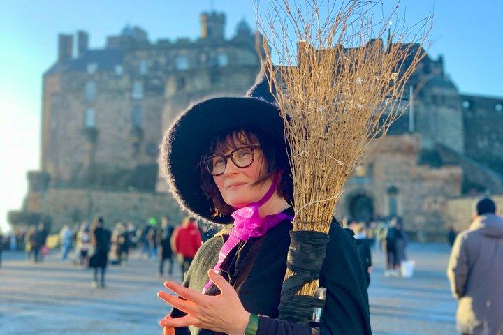 Edinburgh: Witches & Haunted History Walking Tour