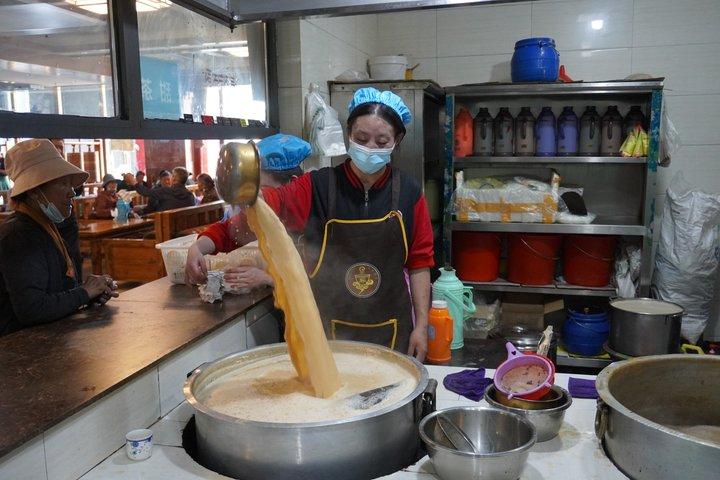 Chongqing Evening Food and Hotpot Walking Tour with Locals