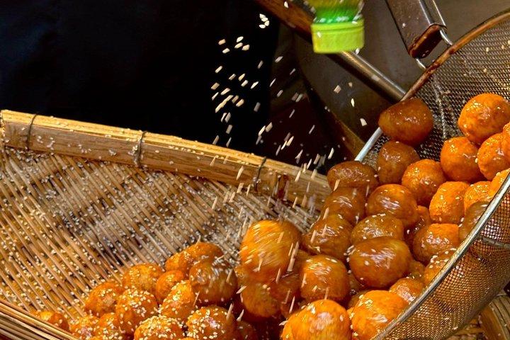 Chongqing Evening Food and Hotpot Walking Tour with Locals