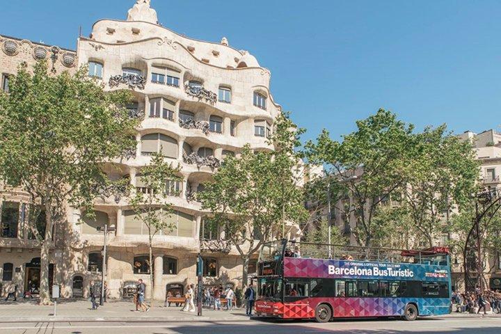 Barcelona Combo La Sagrada Familia entry & Hop-On Hop-Off Bus