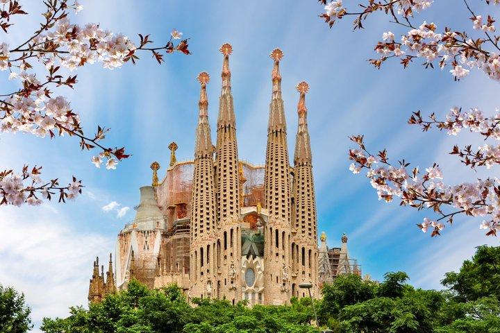 Barcelona Combo La Sagrada Familia entry & Hop-On Hop-Off Bus