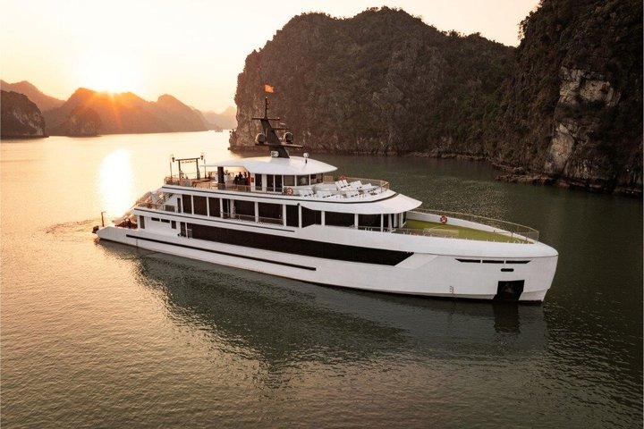 Hera Luxury Day Cruise with Lion Dance and Water Slide