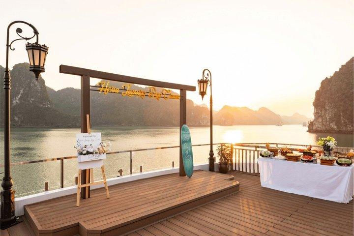 Hera Luxury Day Cruise with Lion Dance and Water Slide