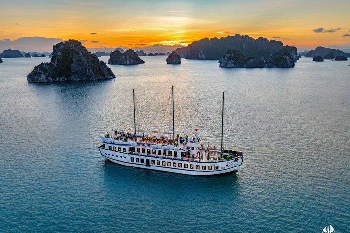 2-Day Treasure Junk Cruise to Hidden Beauty of Bai Tu Long Bay