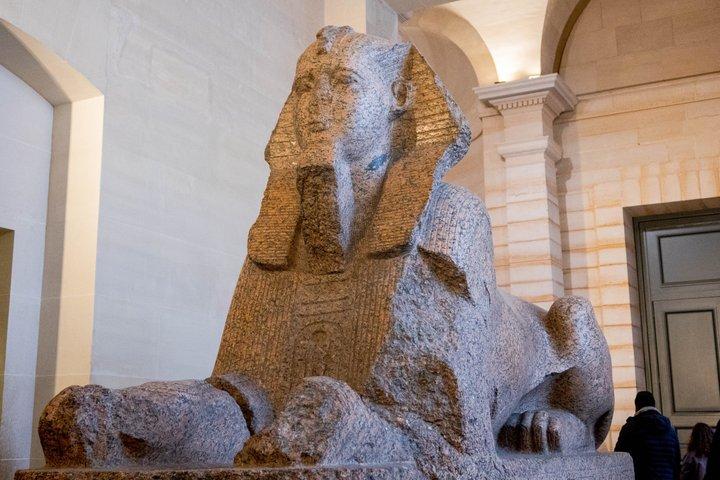Louvre Museum Private Guided Tour with 6 Guests Max