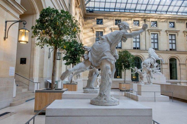 Louvre Museum Private Guided Tour with 6 Guests Max