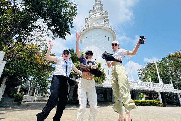Kandy City Tour with Ambuluwawa by Tuk Tuk