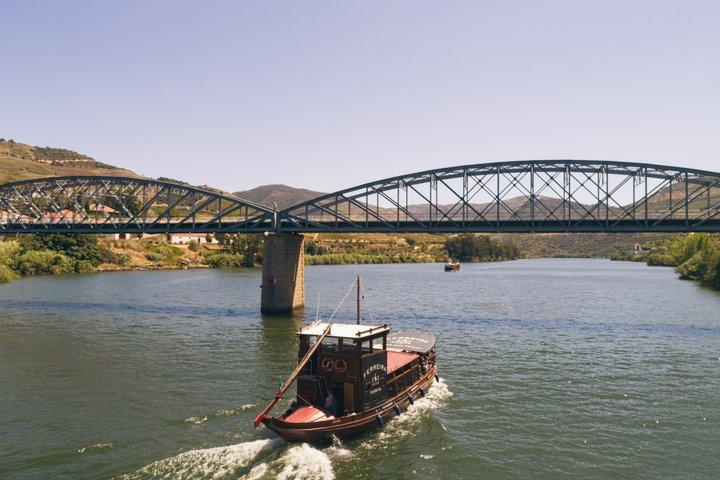 Douro Valley Wine Tour: 2 Wineries, Lunch & River Cruise