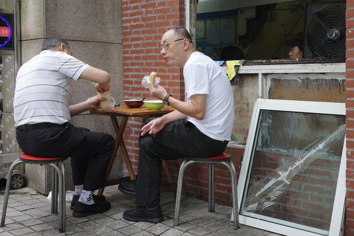 Shanghai Food Tour and Alleyways to Skyline with 8 Local Eats