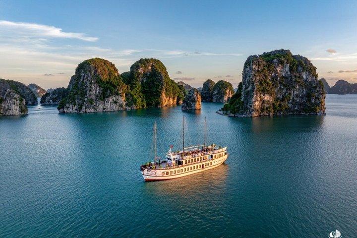 3-Day Scenic Escape to Bai Tu Long Bay with Treasure Junk Cruises