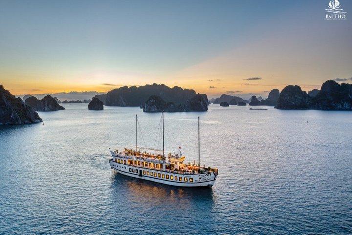 2-Day Hidden Gem in Bai Tu Long Bay with Treasure Junk Cruise
