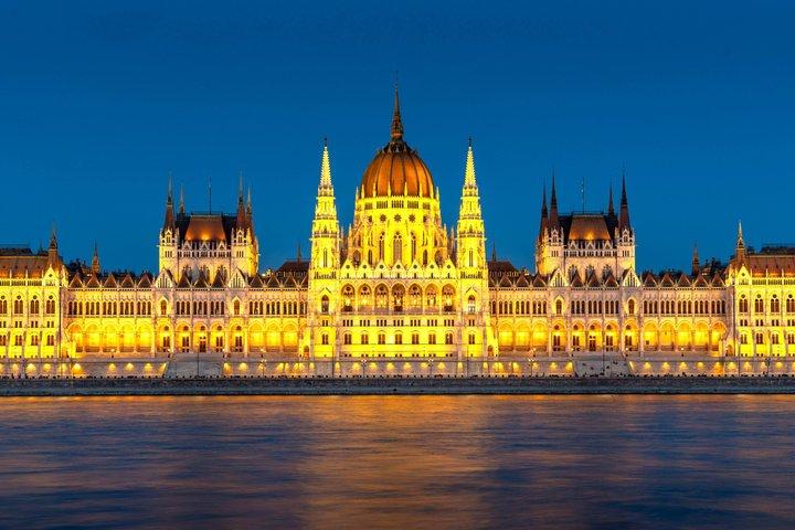 From Vienna: Budapest and Bratislava guided day trip with cruise