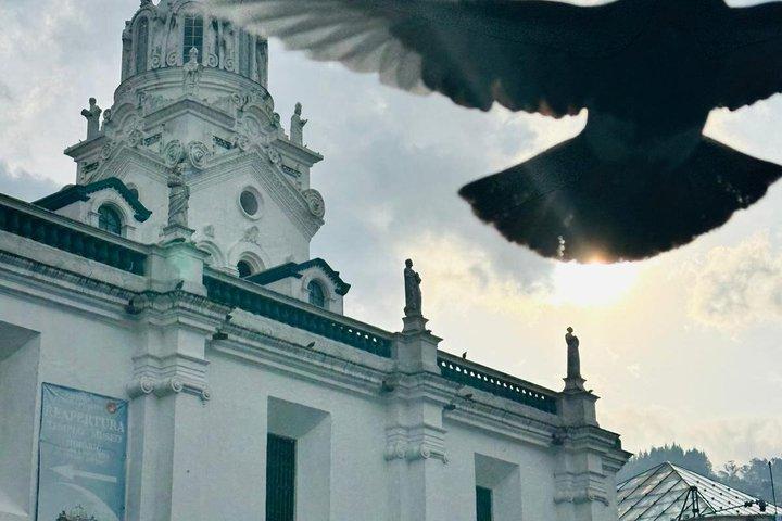 Quito Old Town English Free Walking tour Cacao taste Small group