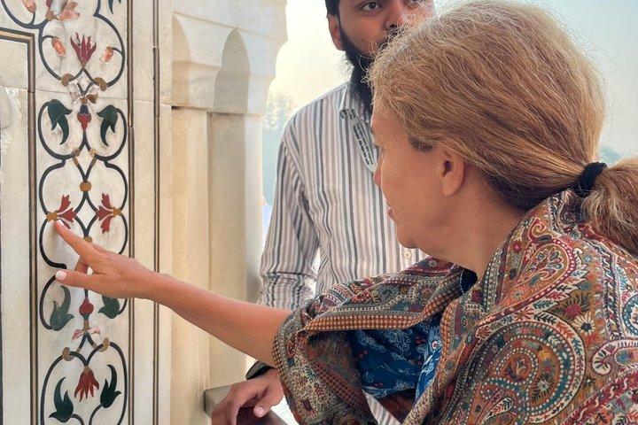Private Day Trip to Agra in Taj Mahal and Agra Fort with Lunch