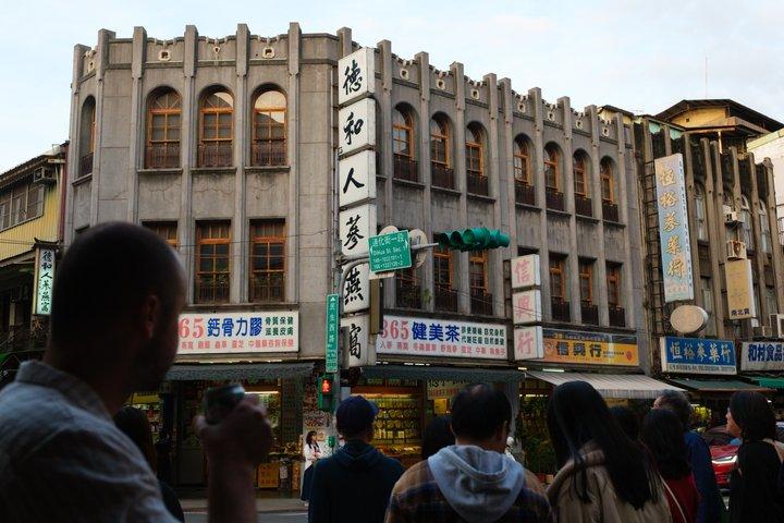 Taipei: Food Tour Local Market with 12+ tasters & Drinks Included