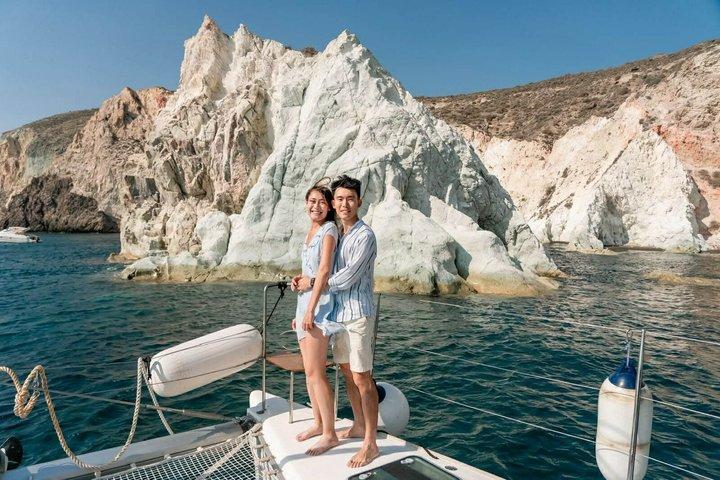 Santorini: Premium Small-Group Catamaran Cruise with Food/Drinks