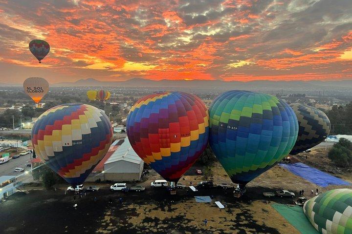 Balloon flight in Teotihuacan + Cave breakfast + Tour from CDMX