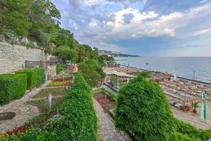 From Varna: Private Trip to Aladzha Monastery and Balchik Palace