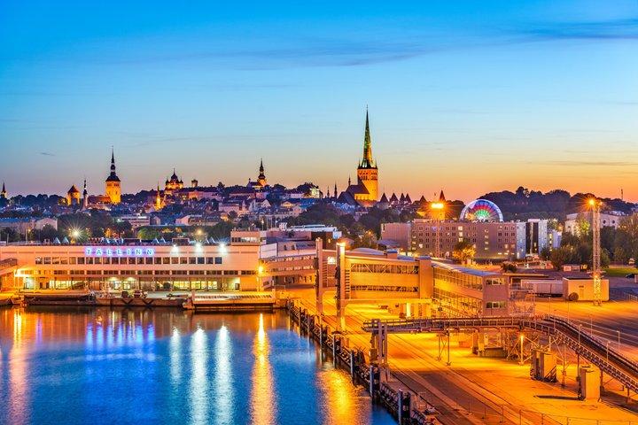 Tallinn Guided Sightseeing Tour with Premium Car