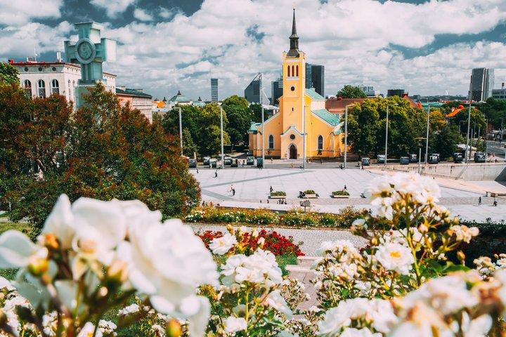 Tallinn Guided Sightseeing Tour with Premium Car