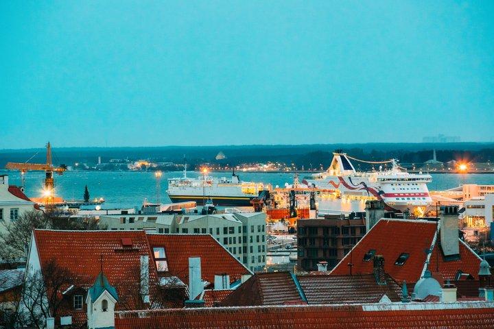 Tallinn Guided Sightseeing Tour with Premium Car