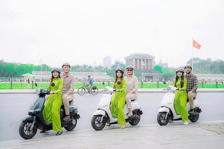 Hanoi Motorbike City Tour: Female Riders, Train Street & Food