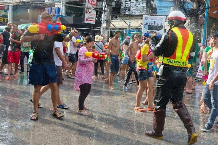 Bangkok: Songkran Water Festival day and night Tour with Guide