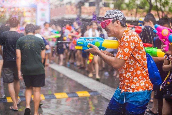Bangkok: Songkran Water Festival day and night Tour with Guide