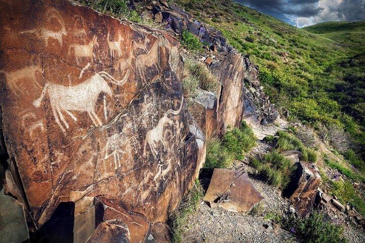 Group tour Tanbaly Ancient petroglyphs UNESCO World Heritage