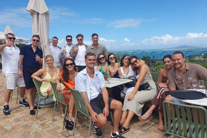 Auckland: Waiheke Island Seafront Lunch & Premium Wine Tour