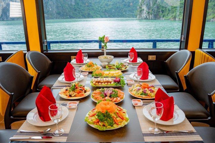 Ha Long Bay Deluxe Cruise with Local Lunch and Kayaking