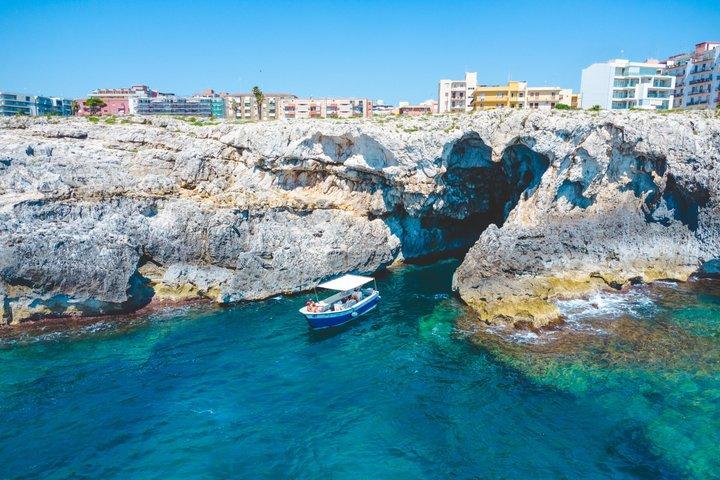 Tour of Ortigia and sea caves by boat in Syracuse