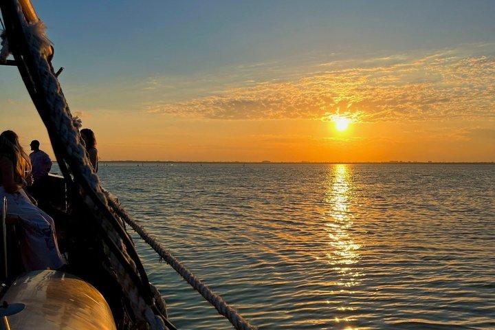 Couples Night Romantic Sunset in Lagoon & Live Music from Cancun