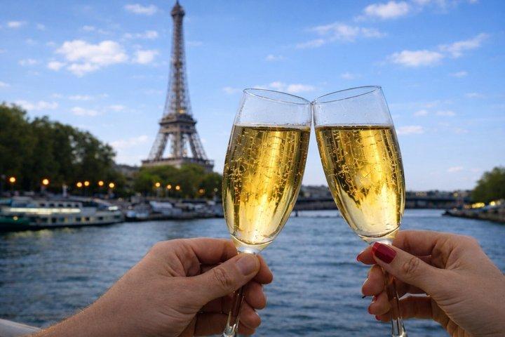 Evening Champagne Seine River Sightseeing Cruise in Paris