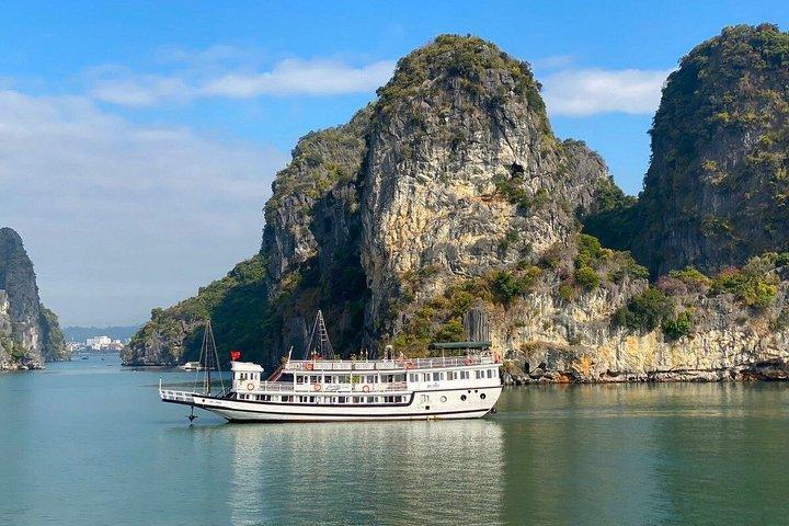Explore Peaceful Bai Tu Long Bay in 3 Days with Renea Cruises