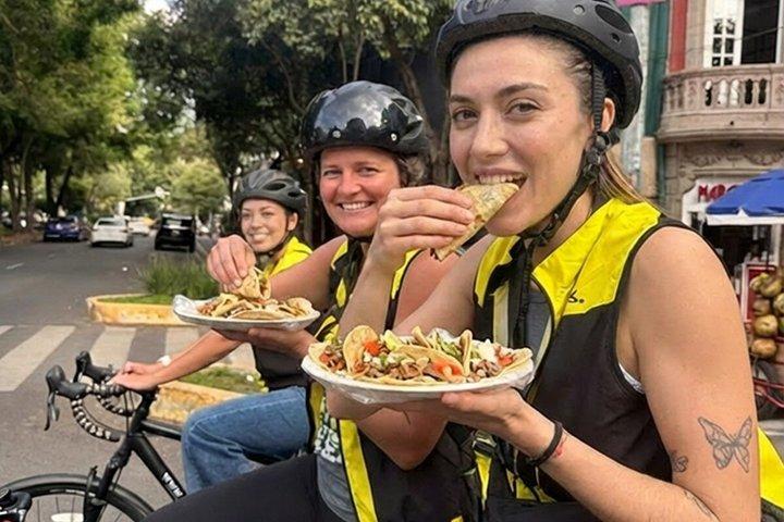Bike, tacos and Cable Car Tour in Mexico City