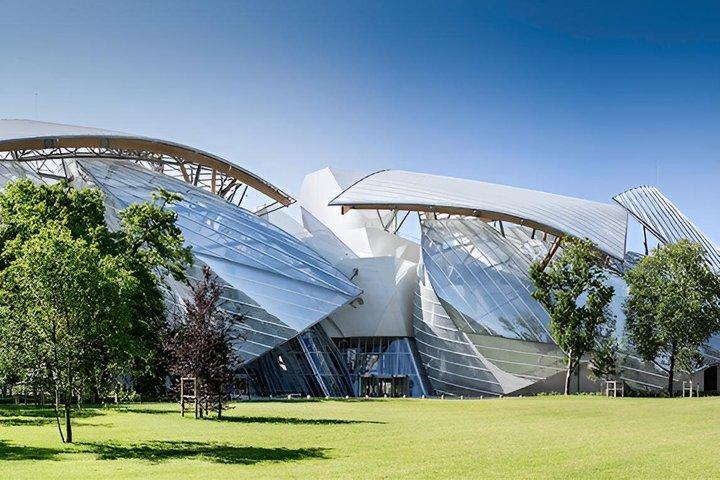 Louis Vuitton Foundation with horseback ride