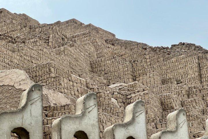 Private tour to Huaca Pucllana with a former site guide