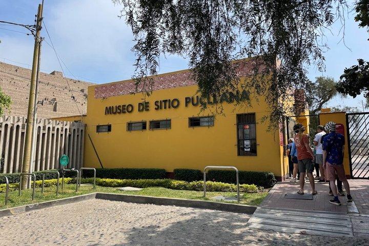 Private tour to Huaca Pucllana with a former site guide